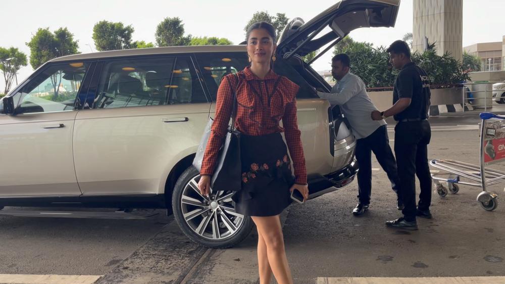pooja-hegde-was-spotted-at-the-airport-flying-out-of-mumbai